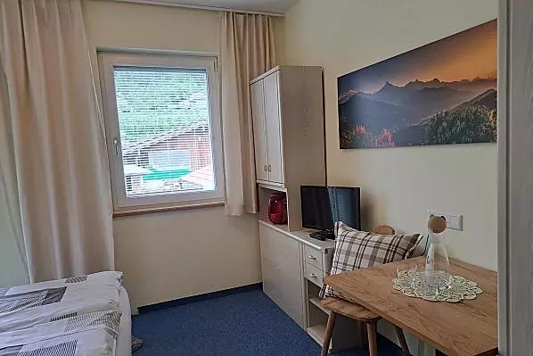 Das Zimmer verfügt über ein französisches Boxspringbett.