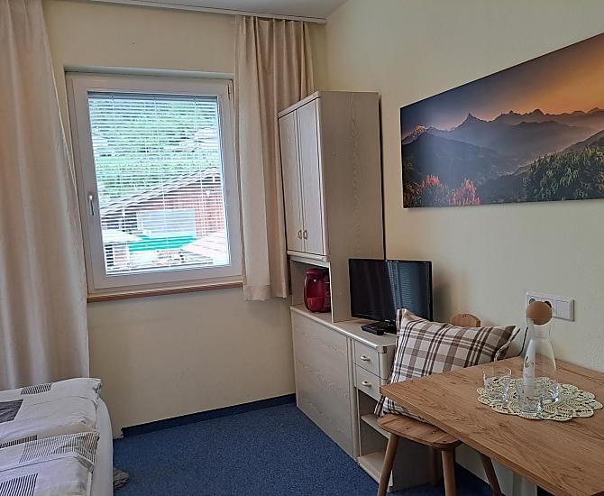 Das Zimmer verfügt über ein französisches Boxspringbett.