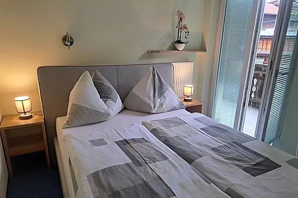 Zimmer für ein bis zwei Personen mit großen Balkon 