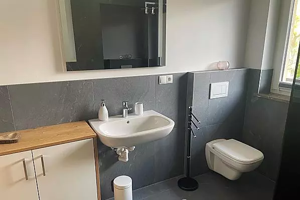 Modernes Badezimmer mit großer Dusche und Fenster 