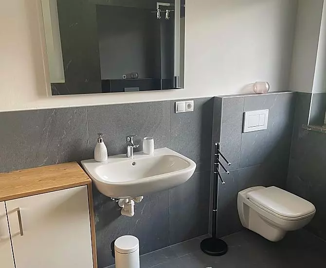 Modernes Badezimmer mit großer Dusche und Fenster 