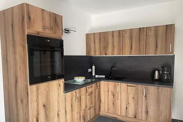 In der Küche befinden sich: Spülmaschine, Kaffeemaschine, Wasserkocher, Toaster, Backofen, vier Kochplatten und ein Sodastream.