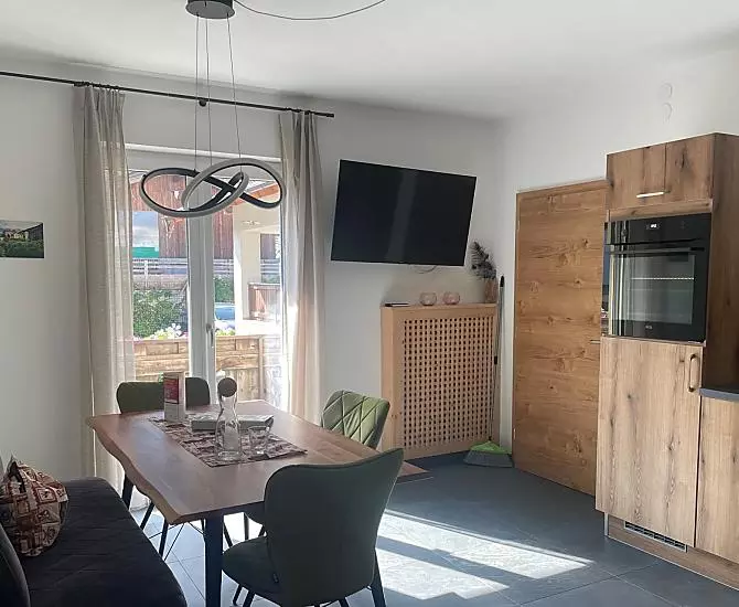 Schöne Wohnküche mit gut ausgestatteter Küchenzeile und Zutritt zu einem großen Balkon mit Morgensonne.