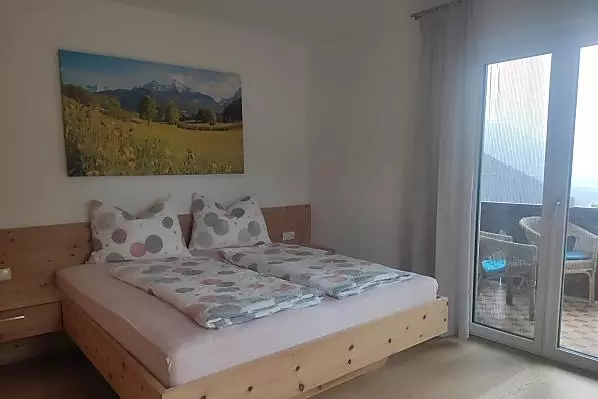 Zwei Wohlfühl-Zimmer, eintreten und den Duft der Zirbel atmen, mit großem Schrank und Zutritt zu zwei Balkonen mit Panoramasicht.