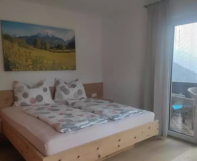 Zwei Wohlfühl-Zimmer, eintreten und den Duft der Zirbel atmen, mit großem Schrank und Zutritt zu zwei Balkonen mit Panoramasicht.