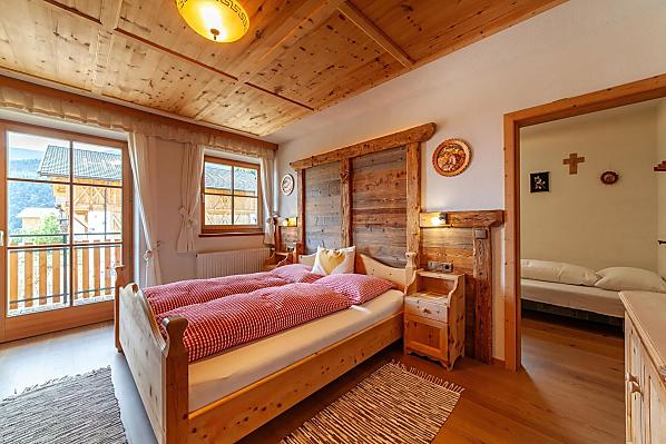 Alle Zimmer sind aus naturbelassenem Zirbenholz und mit Holzböden 