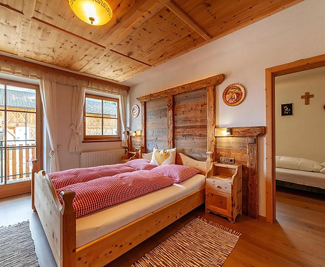 Alle Zimmer sind aus naturbelassenem Zirbenholz und mit Holzböden 