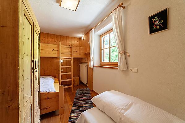 Zweites getrenntes Schlafzimmer mit gesichertem Stockbett