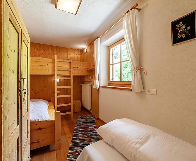 Zweites getrenntes Schlafzimmer mit gesichertem Stockbett