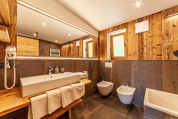 Badewanne und Dusche sind vorhanden
