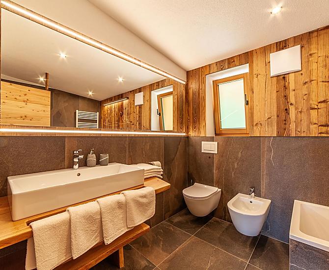 Badewanne und Dusche sind vorhanden