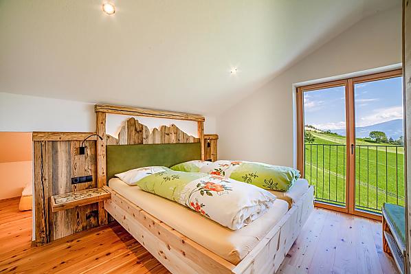 Schlafzimmer mit einer Kinderspielecke und einem Einzelbett