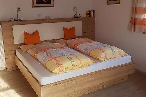 Das Zimmer befindet sich auf der Südost-Seite. Für unsere Frühaufsteher, täglich das morgendliche Wecken der Sonne.