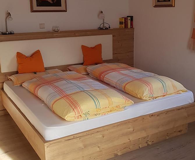 Das Zimmer befindet sich auf der Südost-Seite. Für unsere Frühaufsteher, täglich das morgendliche Wecken der Sonne.