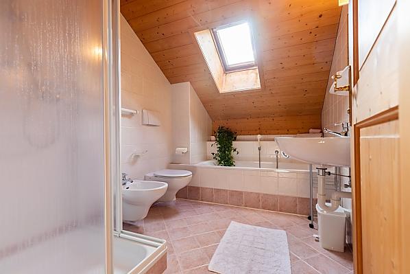 Bad mit Dusche, Badewanne, Bidet und WC