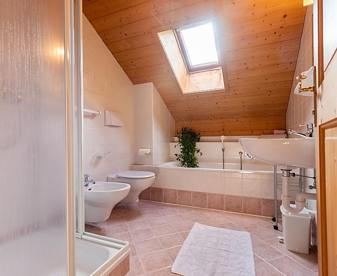 Bad mit Dusche, Badewanne, Bidet und WC