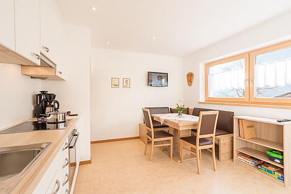 Helle, geräumige Küche mit Sitzecke, Couch mit Schlaffunktion und Terrasse