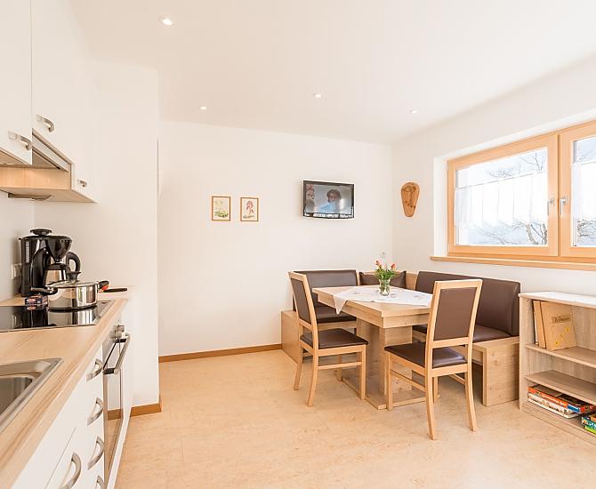 Helle, geräumige Küche mit Sitzecke, Couch mit Schlaffunktion und Terrasse