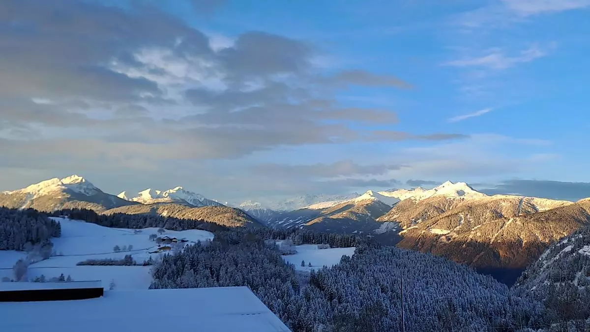 Atmosfera invernale di mattina al maso