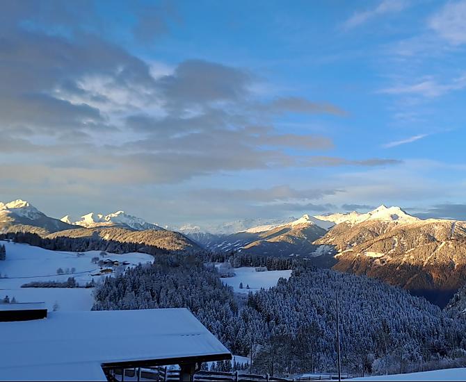 Atmosfera invernale di mattina al maso