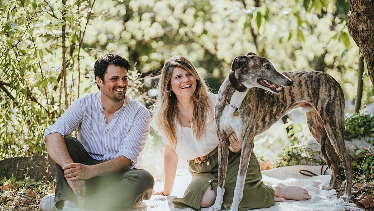 Julian e Karin con Berkie, il cane del maso