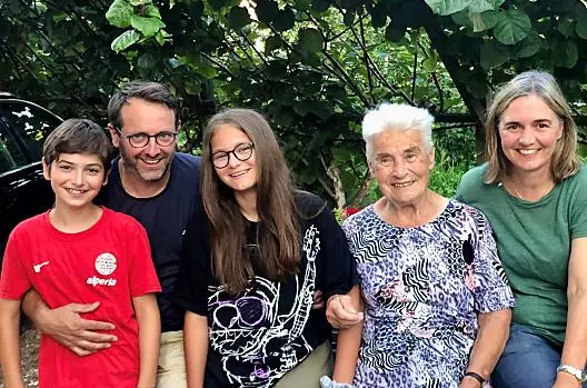 Waltraud, Michael, Maria, Laurenz e la nonna Luisa: ecco la nostra famiglia. L’ospitalità per noi è una gioia quotidiana – e il nostro maso, la vostra casa in vacanza.
