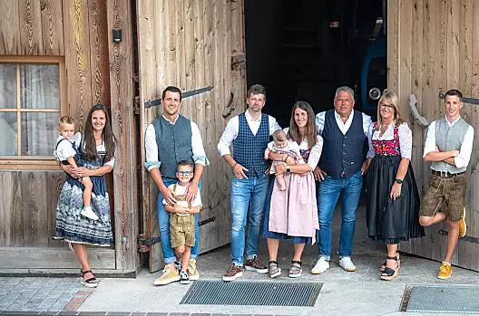 Stephy con Willi, Hannes con Toni, Andi, Elisa con Maja, Sepp, Rosalinde, Peter