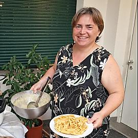 Erika beim Straubenmachen