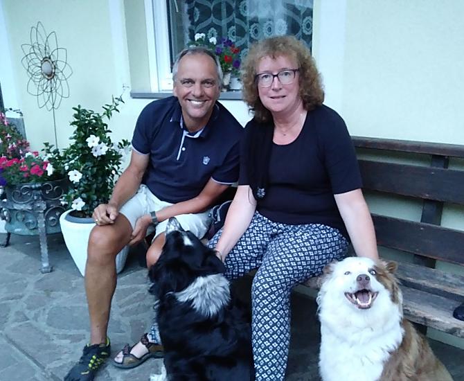 I nostri cani del maso adorano farsi coccolare dagli ospiti.