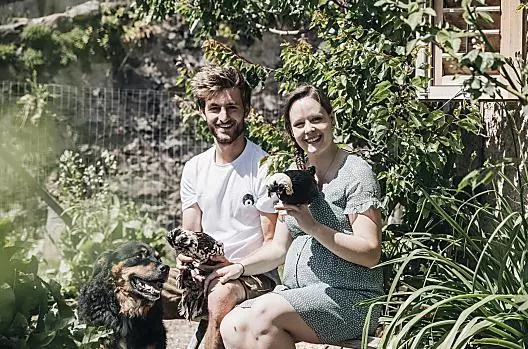 Il contadino Jörg e la sua contadina Maria con il loro cane Monty