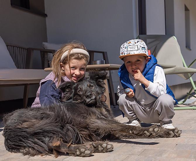 I bambini adorano accarezzare Lilli, la nostra dolce cagnolina del maso.