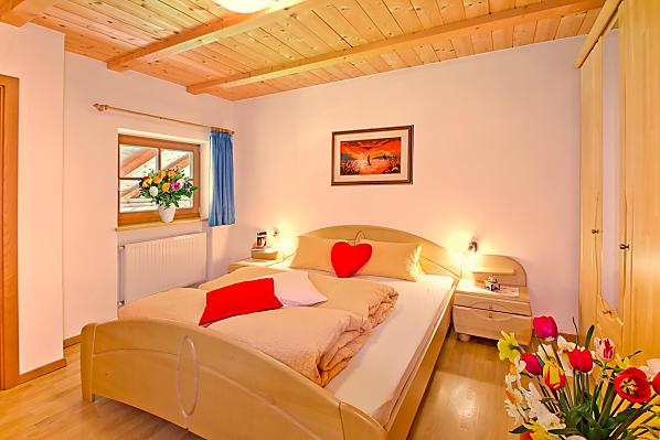 Schlafzimmer mit direktem Zugang zum Bad.
