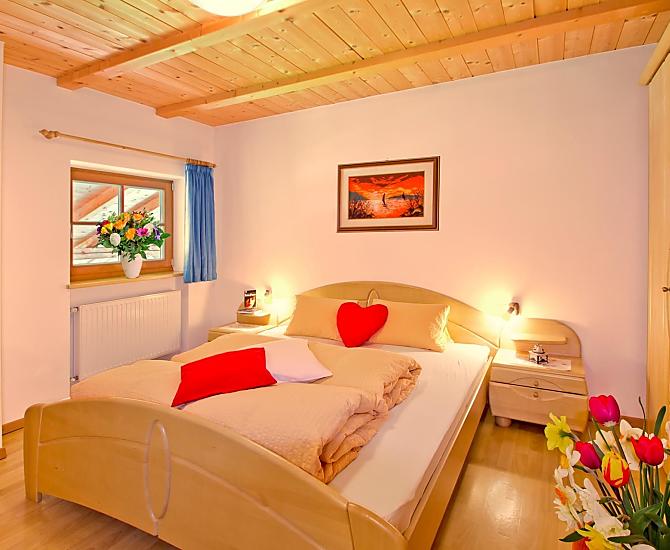 Schlafzimmer mit direktem Zugang zum Bad.