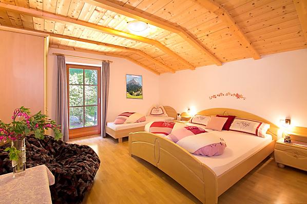 Dieses Schlafzimmer verfügt über ein Doppel- und ein Einzelbett und ist sehr geräumig, sodass man evtl. ein weiteres Bett dazustellen kann.