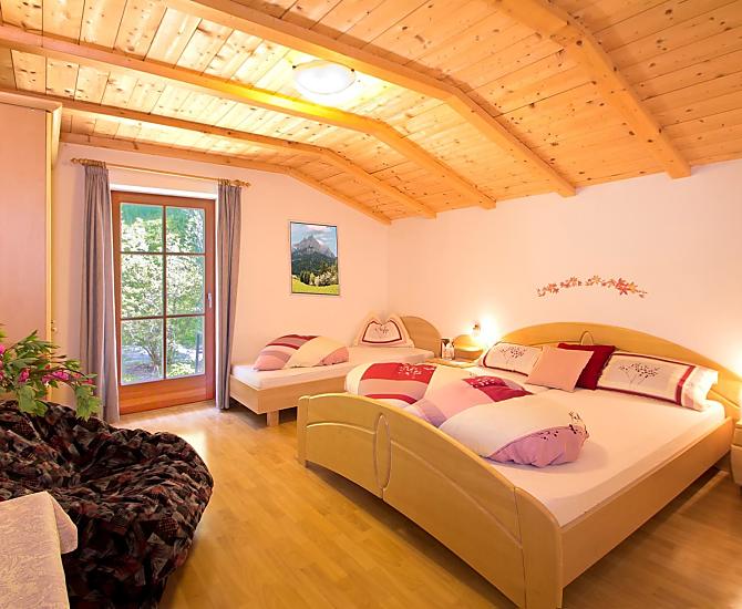 Dieses Schlafzimmer verfügt über ein Doppel- und ein Einzelbett und ist sehr geräumig, sodass man evtl. ein weiteres Bett dazustellen kann.