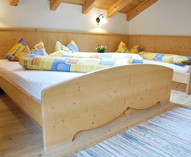 Schlafzimmer mit Doppelbett und Einzelbett
