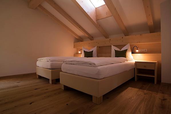 Schlafzimmer mit zwei verschiebbaren Einzelbetten