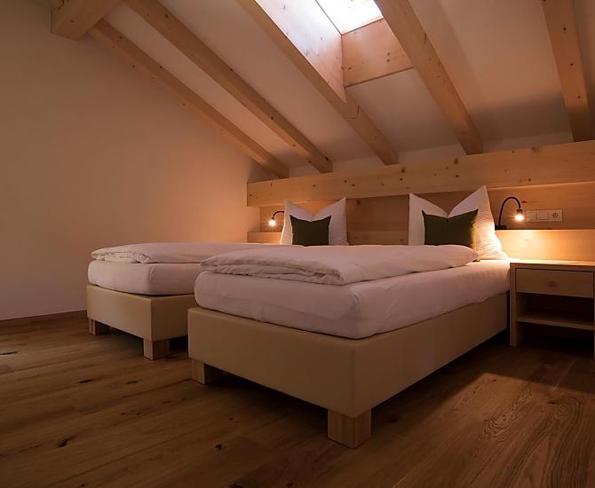 Schlafzimmer mit zwei verschiebbaren Einzelbetten