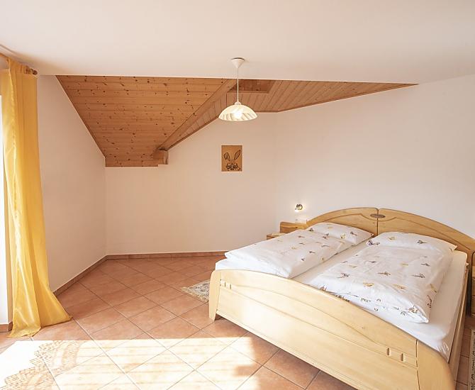 Schlafzimmer mit Balkon Ferienwohnung 1