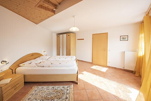Schlafzimmer mit Balkon Ferienwohnung 1