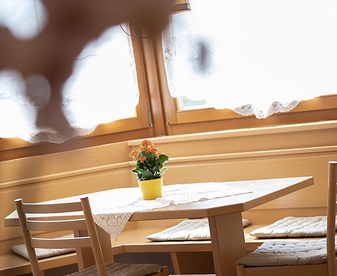 Esstisch im ortstypischen Überetscher Erker