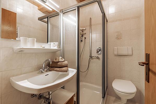 Badezimmer mit kuscheligen Handtüchern