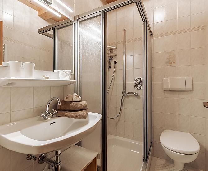 Badezimmer mit kuscheligen Handtüchern