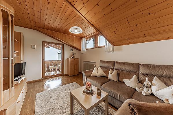Kuscheliger Wohnraum mit schönem, kleinem Südbalkon