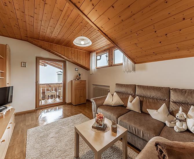 Kuscheliger Wohnraum mit schönem, kleinem Südbalkon