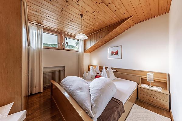 Lieblich eingerichtetes Doppelbettschlafzimmer