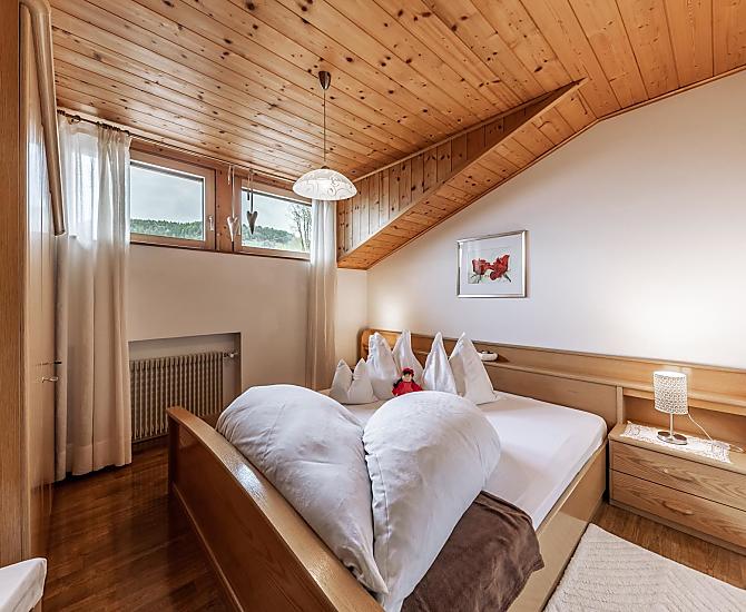 Lieblich eingerichtetes Doppelbettschlafzimmer