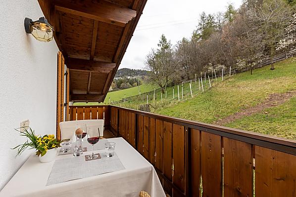Schöner, großer Balkon mit Morgensonne