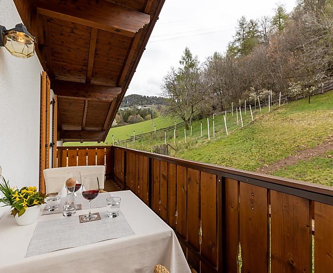 Schöner, großer Balkon mit Morgensonne