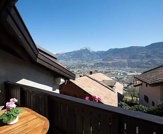 Balkon mit wunderschöner Aussicht auf Meran und die Berge der Umgebung.